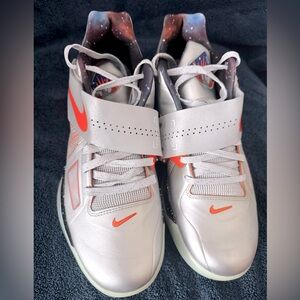 NIKE KD IV 'GALAXY'
METALLIC SILVER/TOTAL ORANGE